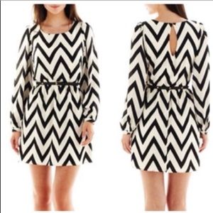 Size Large Long Sleeve Black & White Chevron Dress